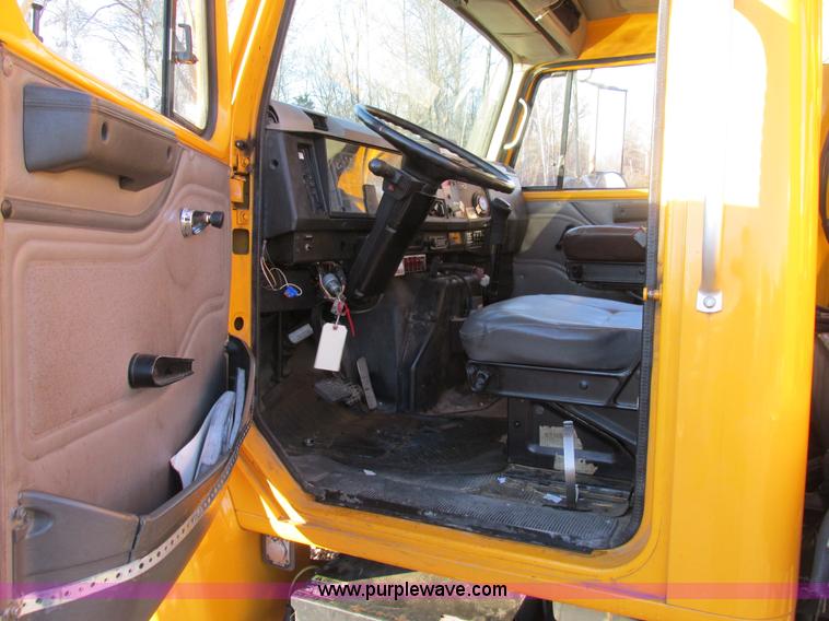 image for item H7621 2001 International 4900 bucket truck