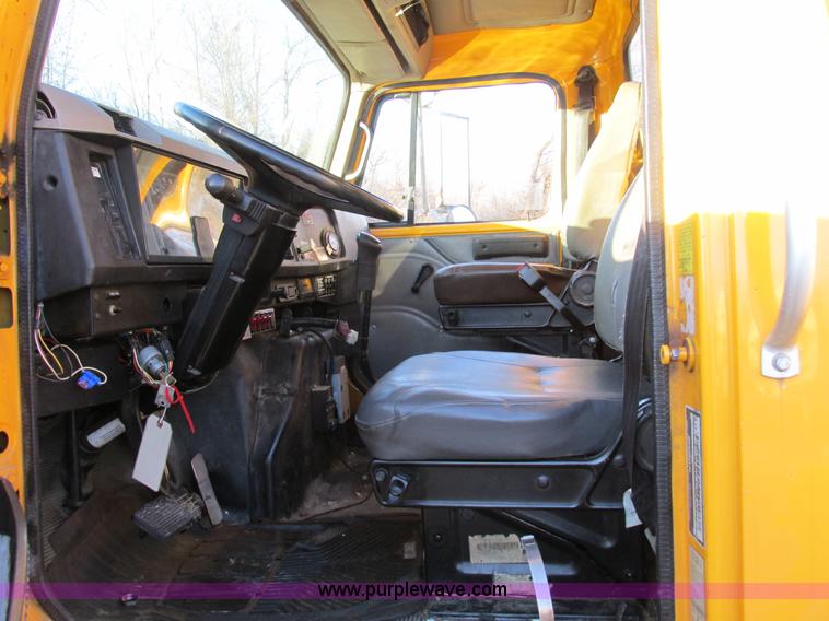 image for item H7621 2001 International 4900 bucket truck