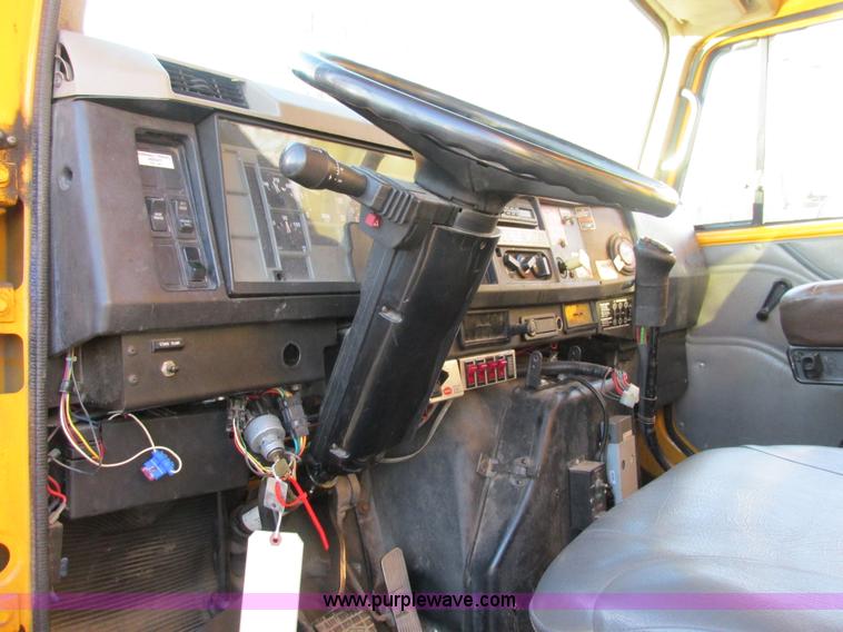 image for item H7621 2001 International 4900 bucket truck