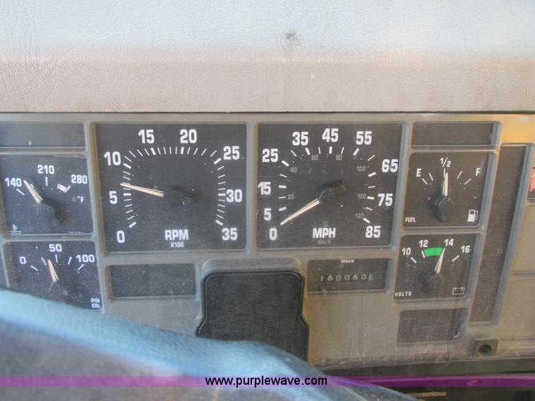 image for item H7621 2001 International 4900 bucket truck