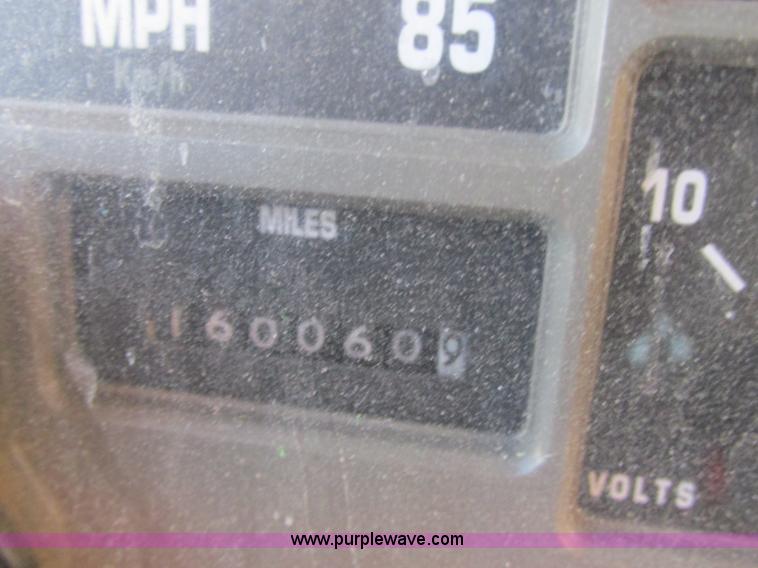 image for item H7621 2001 International 4900 bucket truck