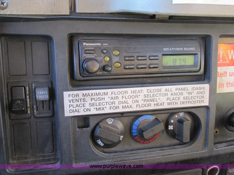 image for item H7621 2001 International 4900 bucket truck