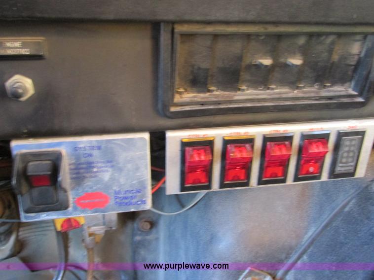 image for item H7621 2001 International 4900 bucket truck