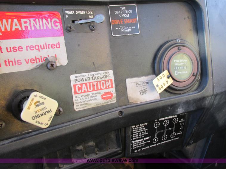 image for item H7621 2001 International 4900 bucket truck