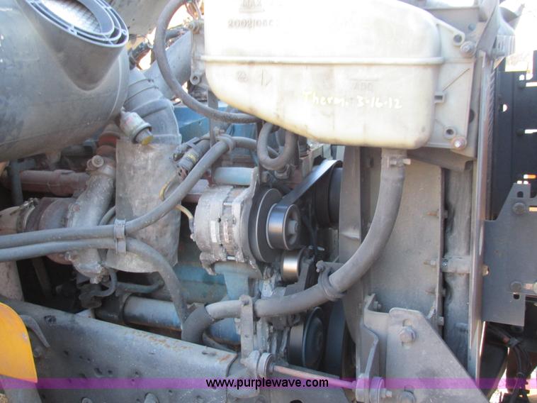 image for item H7621 2001 International 4900 bucket truck