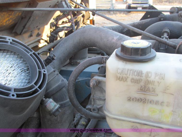 image for item H7621 2001 International 4900 bucket truck