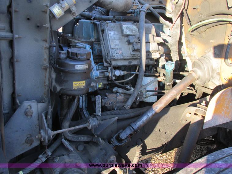 image for item H7621 2001 International 4900 bucket truck