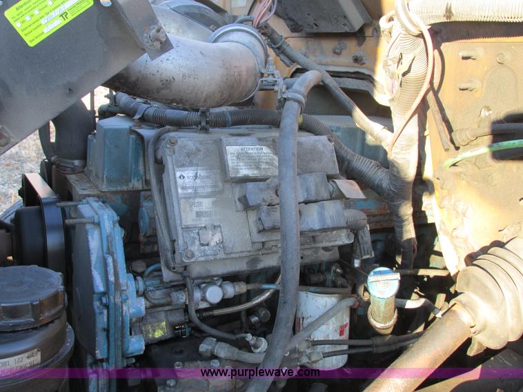 image for item H7621 2001 International 4900 bucket truck