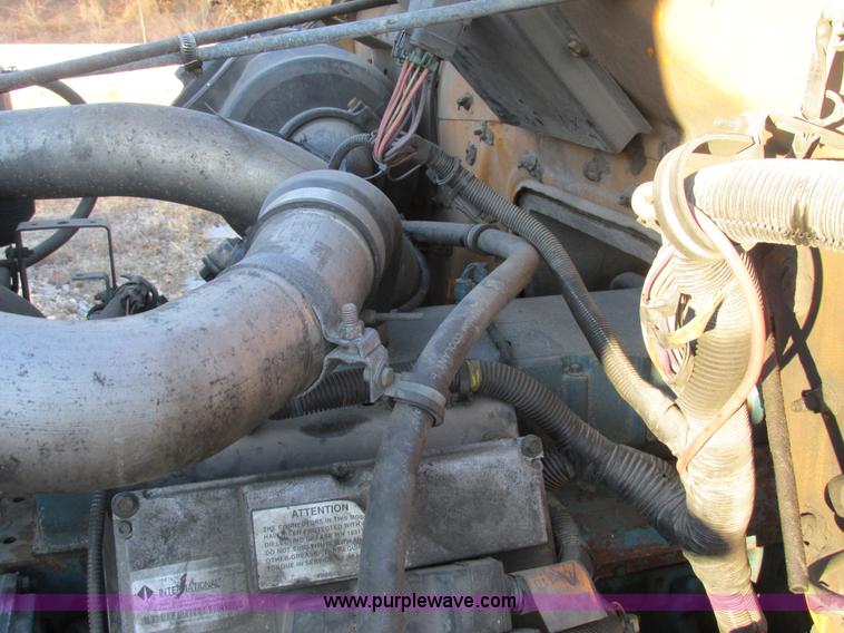 image for item H7621 2001 International 4900 bucket truck