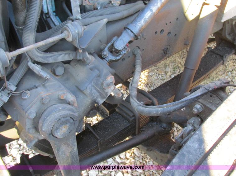 image for item H7621 2001 International 4900 bucket truck