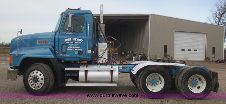 image for item I2125 1998 Mack CH613 semi truck