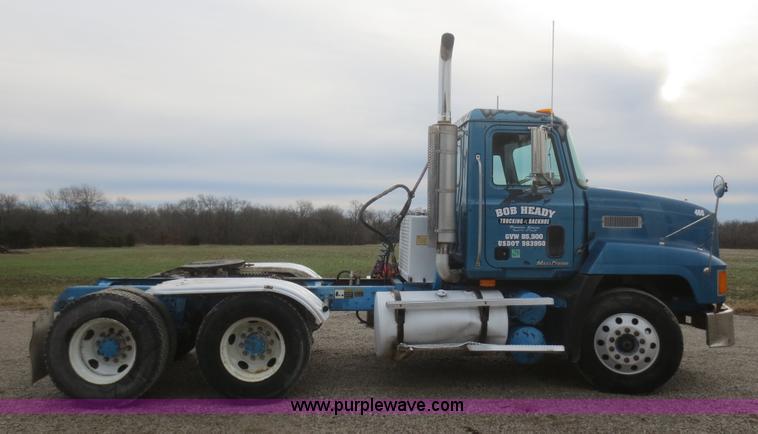 image for item I2125 1998 Mack CH613 semi truck