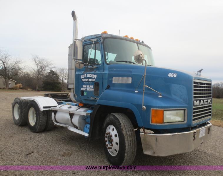image for item I2125 1998 Mack CH613 semi truck