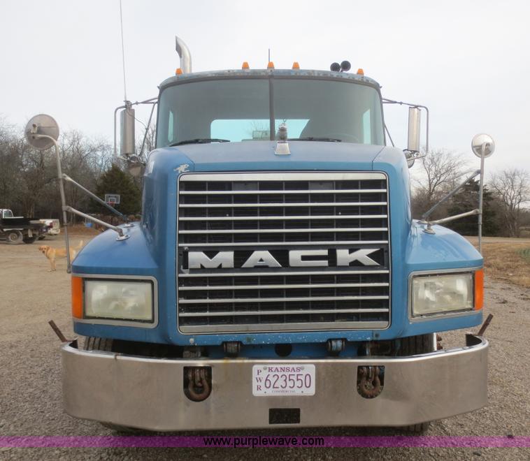 image for item I2125 1998 Mack CH613 semi truck