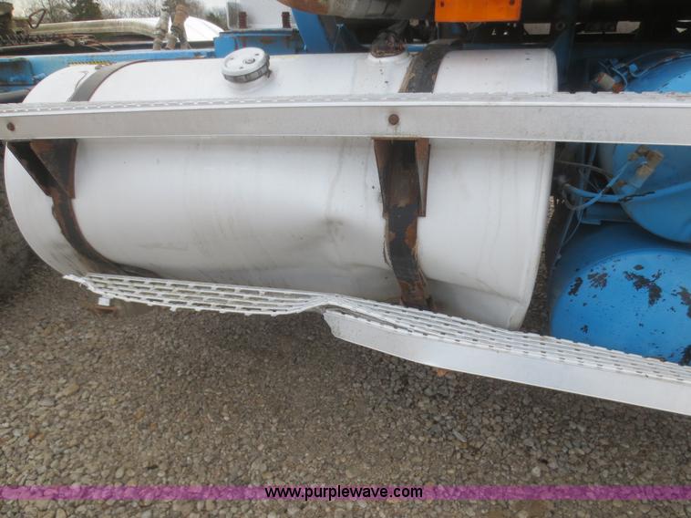 image for item I2125 1998 Mack CH613 semi truck