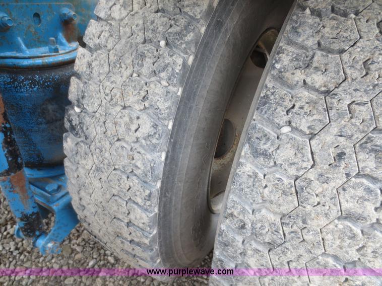 image for item I2125 1998 Mack CH613 semi truck