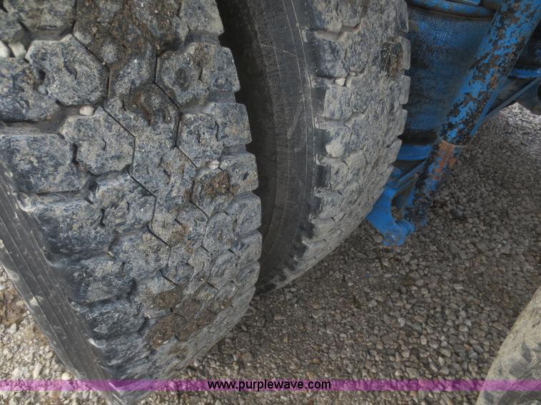 image for item I2125 1998 Mack CH613 semi truck