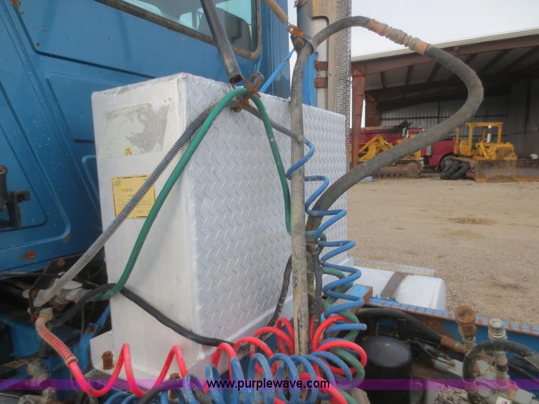 image for item I2125 1998 Mack CH613 semi truck