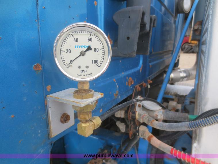 image for item I2125 1998 Mack CH613 semi truck