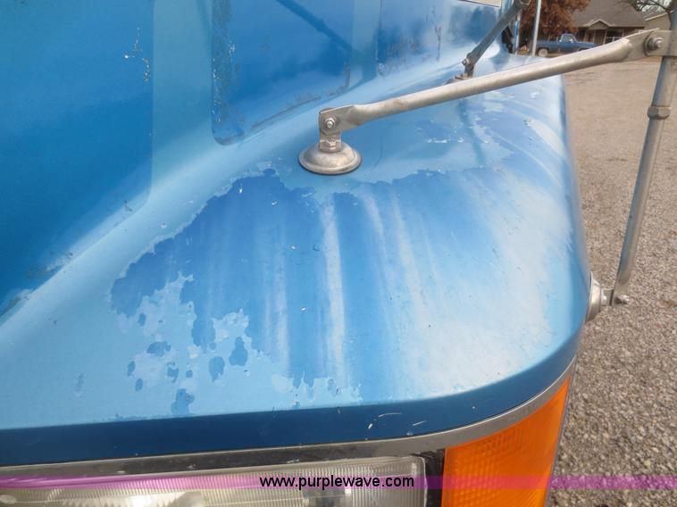 image for item I2125 1998 Mack CH613 semi truck