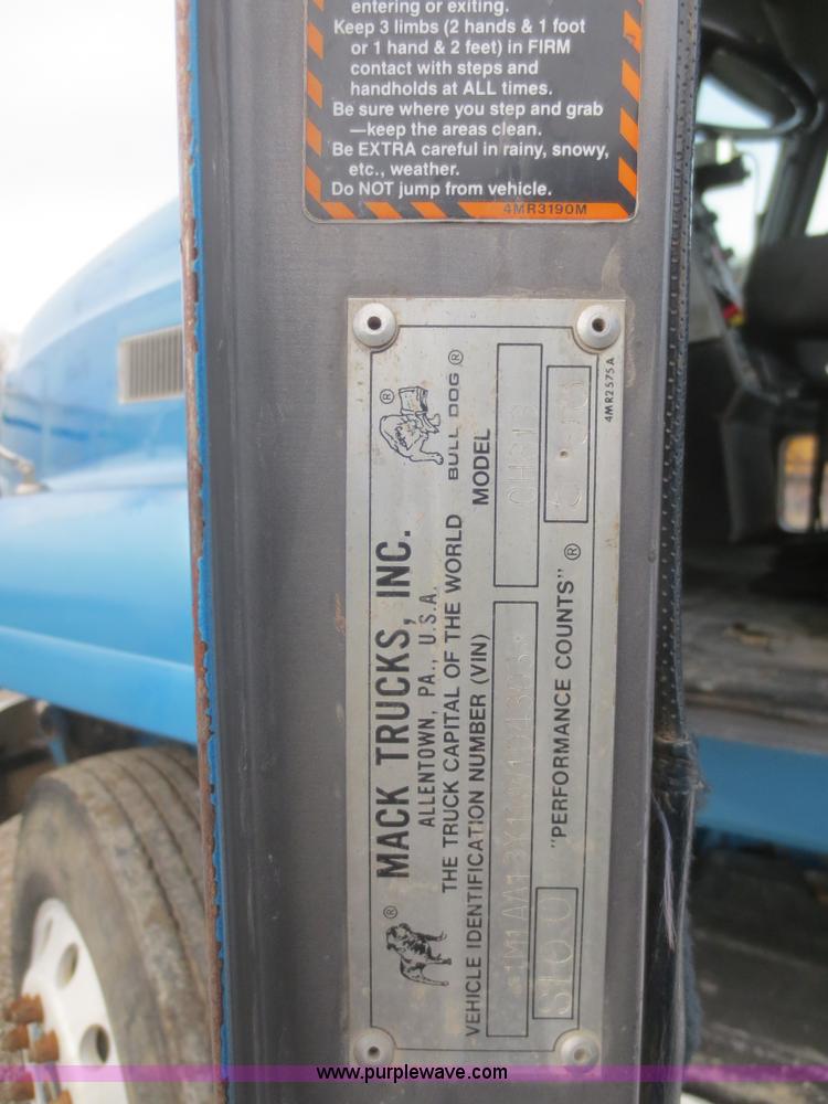 image for item I2125 1998 Mack CH613 semi truck