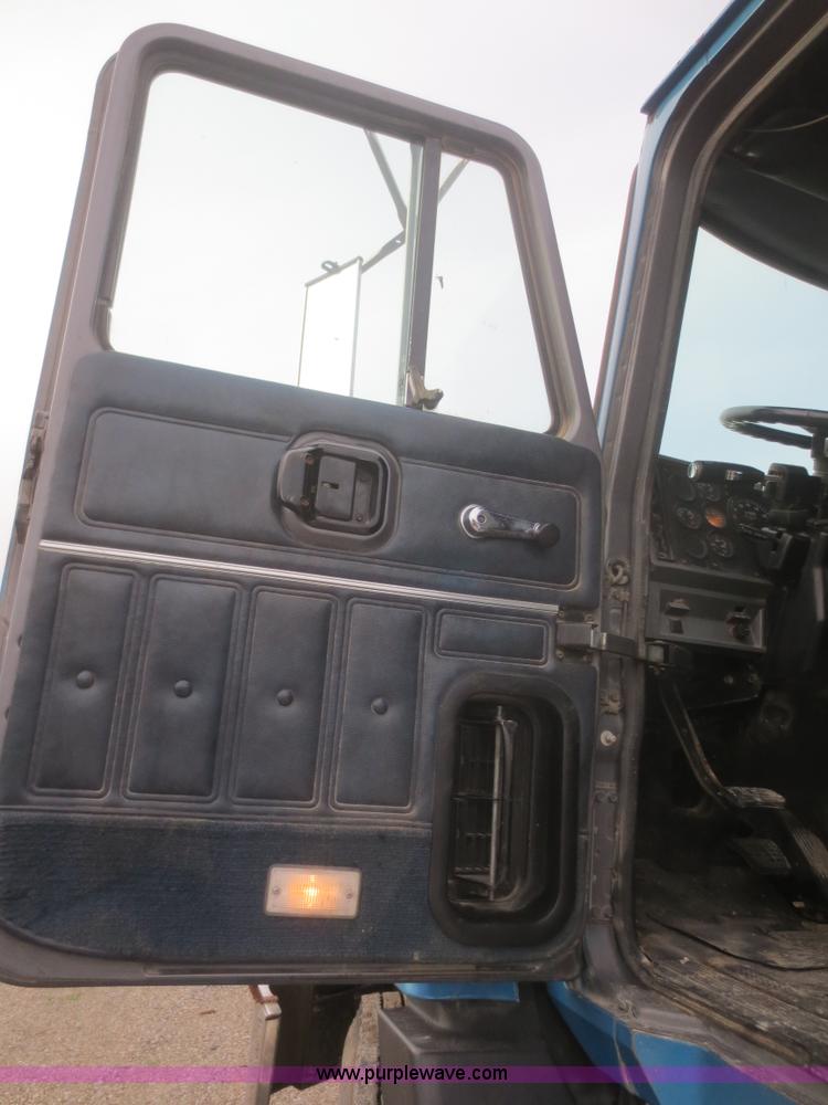 image for item I2125 1998 Mack CH613 semi truck