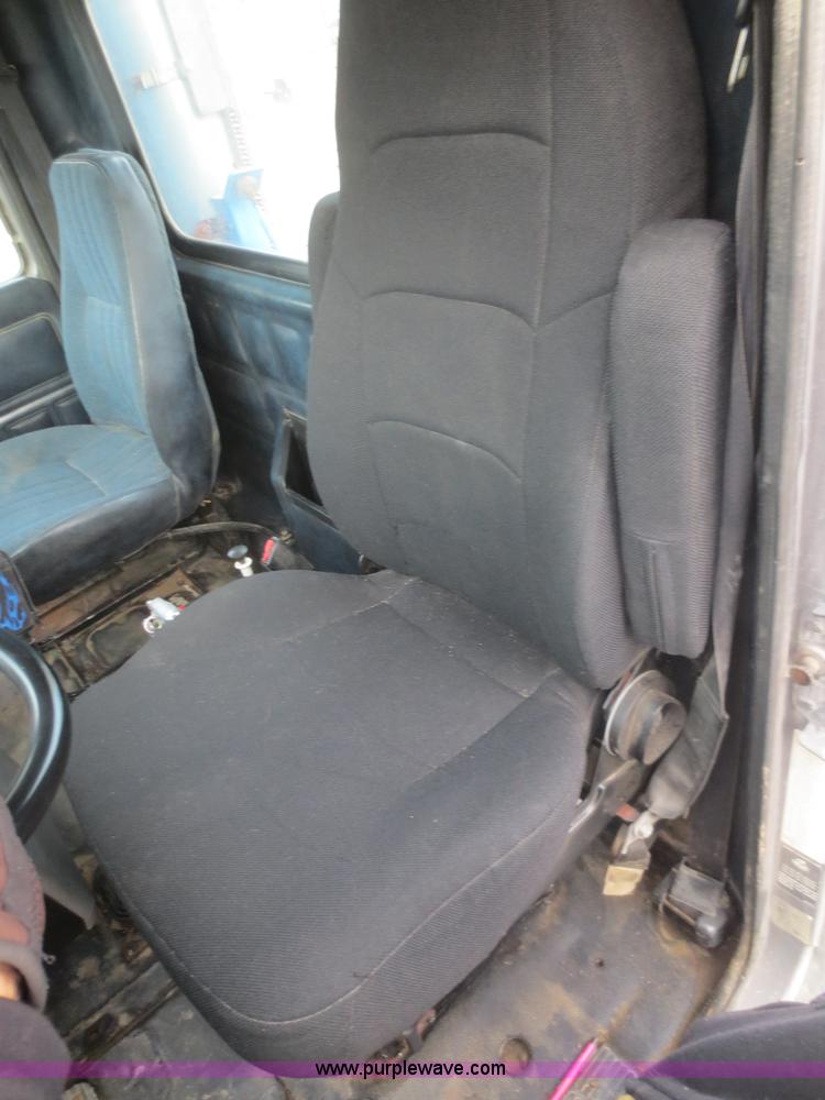 image for item I2125 1998 Mack CH613 semi truck