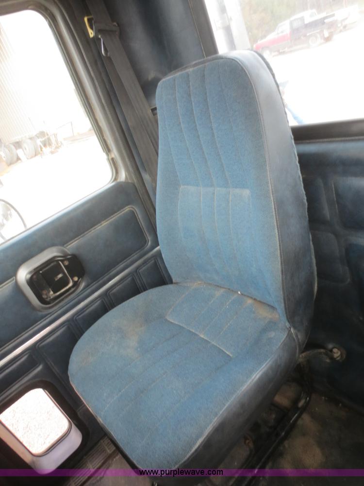 image for item I2125 1998 Mack CH613 semi truck