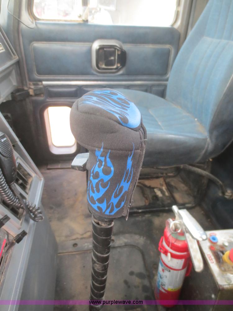 image for item I2125 1998 Mack CH613 semi truck