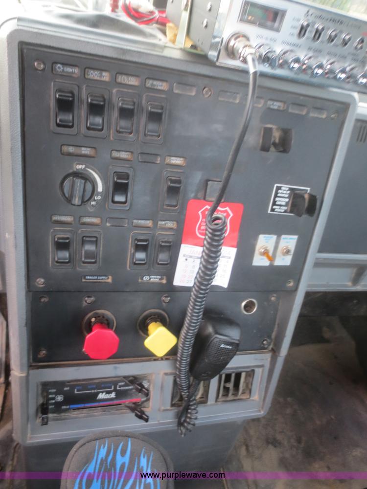 image for item I2125 1998 Mack CH613 semi truck