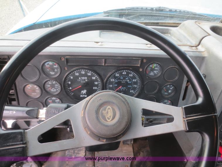 image for item I2125 1998 Mack CH613 semi truck