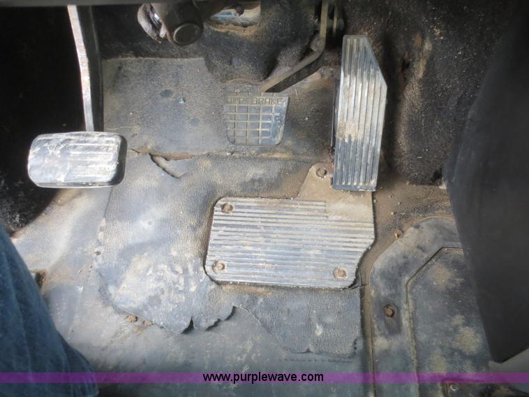 image for item I2125 1998 Mack CH613 semi truck