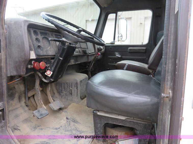 image for item I2453 1989 International 1754 dump truck