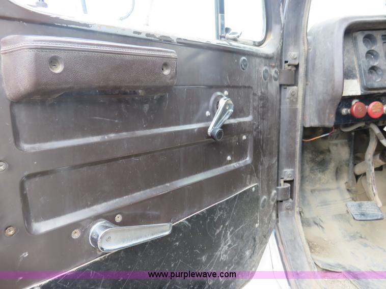 image for item I2453 1989 International 1754 dump truck