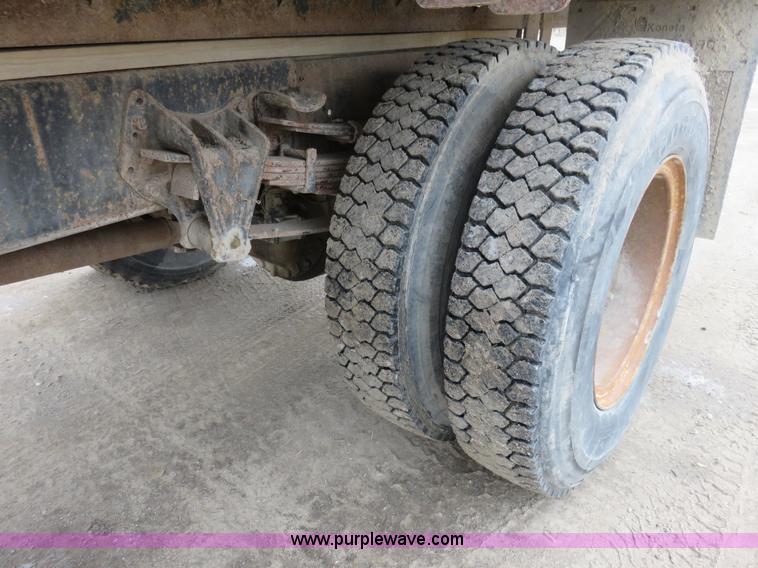 image for item I2453 1989 International 1754 dump truck