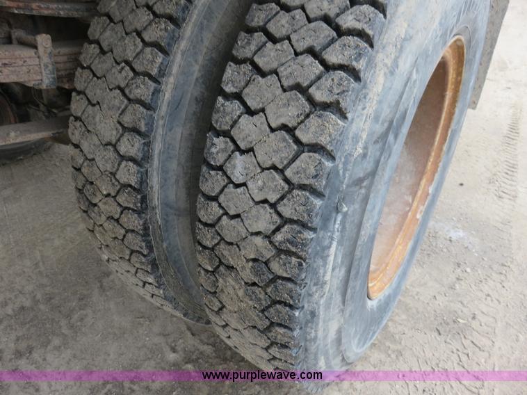 image for item I2453 1989 International 1754 dump truck