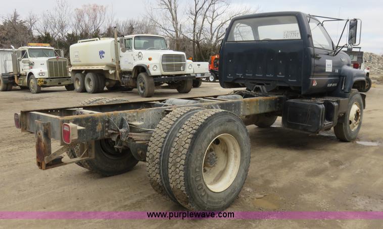 image for item I2475 1990 GMC TopKick cab and chassis