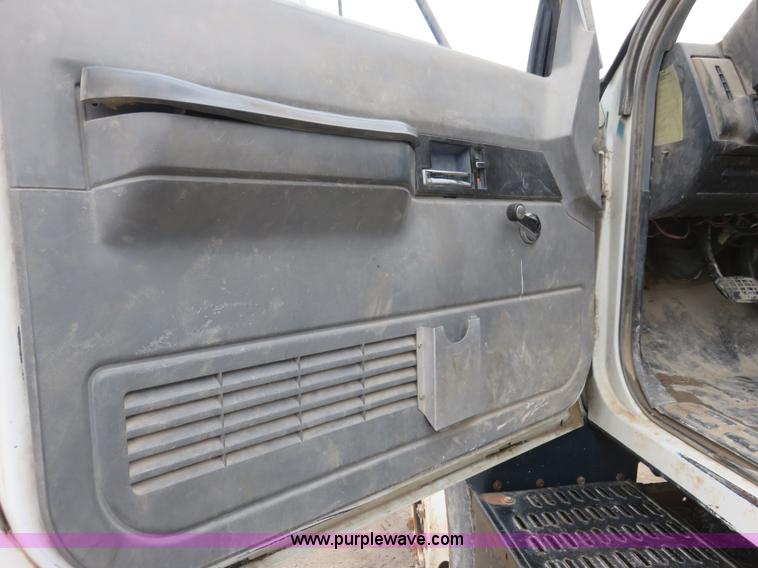 image for item I2475 1990 GMC TopKick cab and chassis