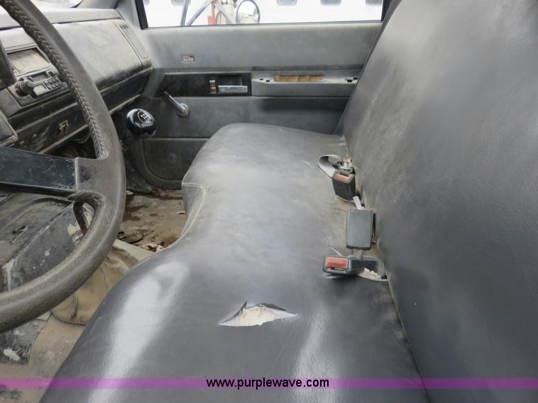 image for item I2475 1990 GMC TopKick cab and chassis