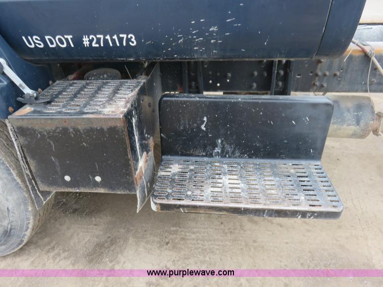 image for item I2475 1990 GMC TopKick cab and chassis