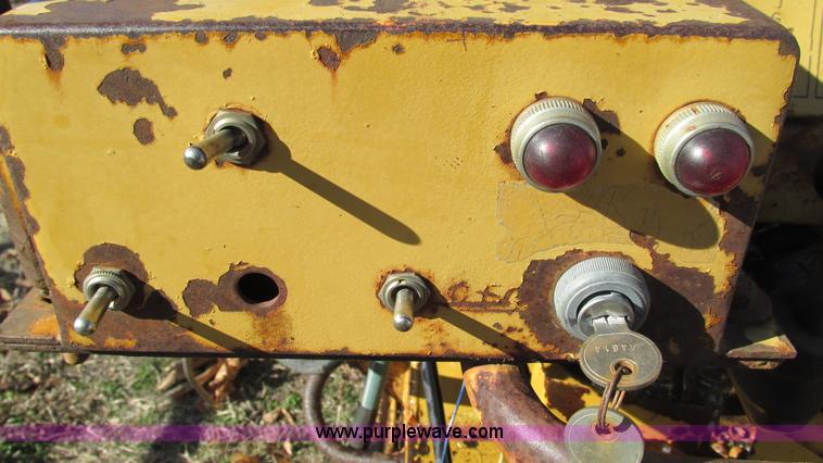 image for item I3130 1985 Caterpillar AP-200 asphalt paver