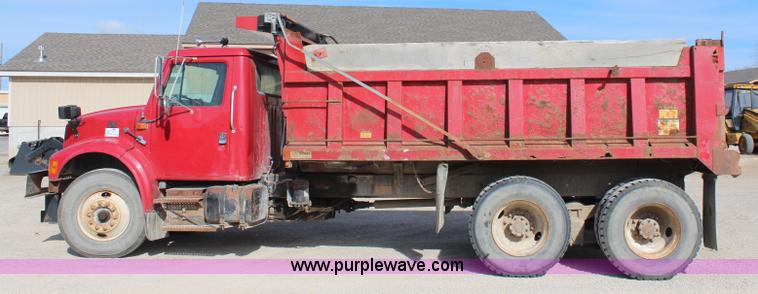 image for item I5922 1997 International 4900 dump truck
