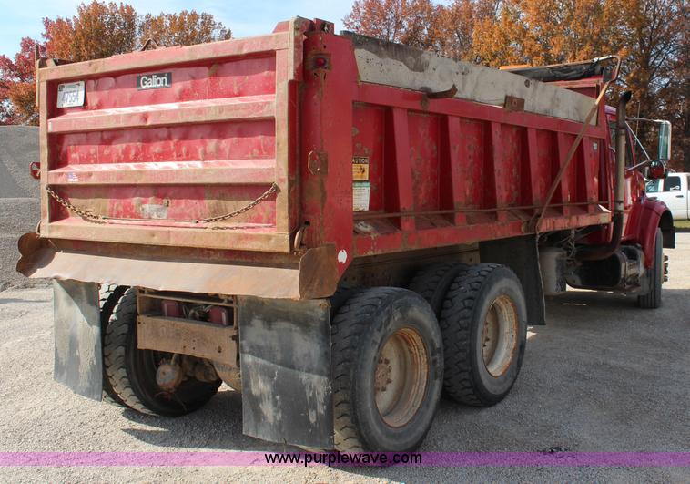 image for item I5922 1997 International 4900 dump truck