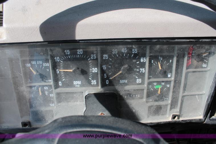 image for item I5922 1997 International 4900 dump truck