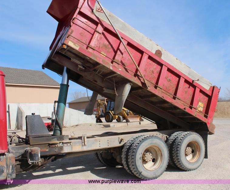 image for item I5922 1997 International 4900 dump truck