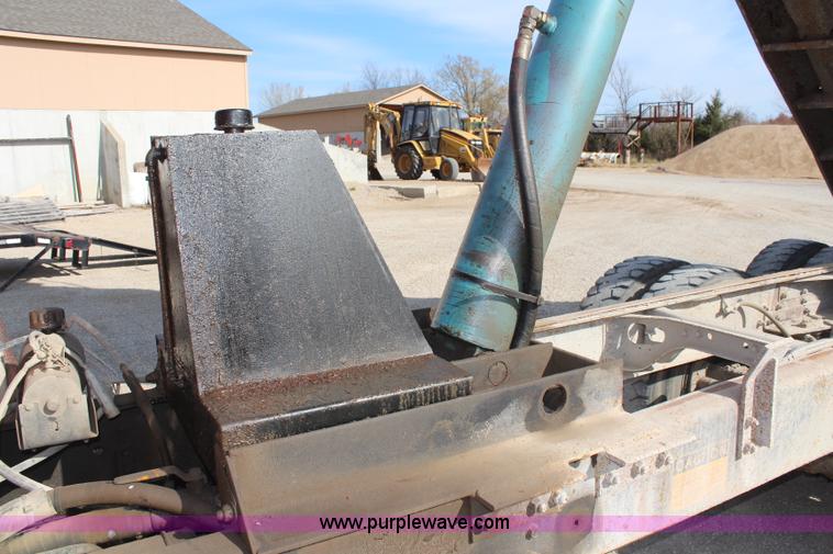 image for item I5922 1997 International 4900 dump truck