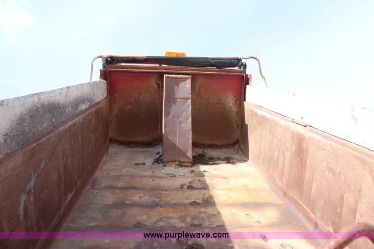 image for item I5922 1997 International 4900 dump truck