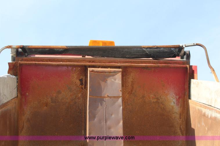 image for item I5922 1997 International 4900 dump truck