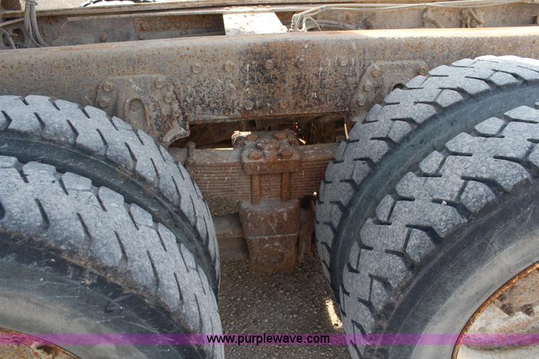 image for item I5922 1997 International 4900 dump truck