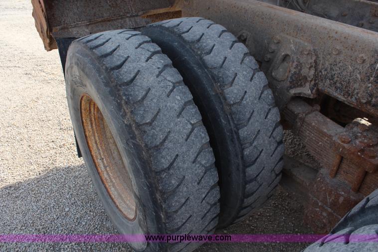 image for item I5922 1997 International 4900 dump truck